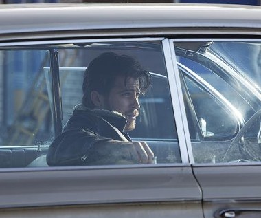 Garrett Hedlund w scenie z filmu "Co jest grane, Davis?"