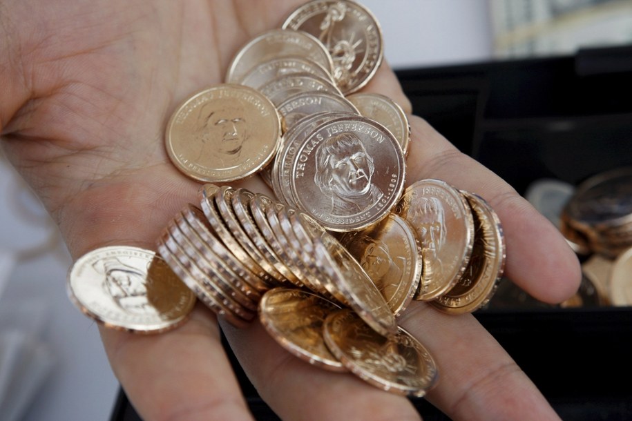 Garść dolarów z wizerunkiem b. prezydenta USA Thomasa Jeffersona /	SHAWN THEW /PAP/EPA