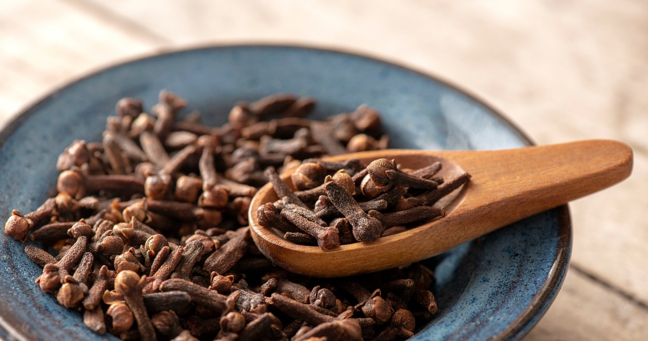 Garść goździków wrzucona do gotującej wody pomoże pozbyć się nieprzyjemnego zapachu smażonej ryby. /123RF/PICSEL