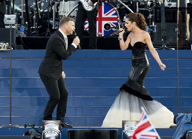 Gary Barlow i Cheryl Cole (w sukni Ewy Minge) zaśpiewali dla królowej - fot. Pool /Getty Images/Flash Press Media