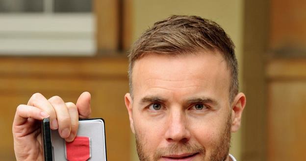 Gary Barlow z Orderem Imperium Brytyjskiego (OBE) /AFP