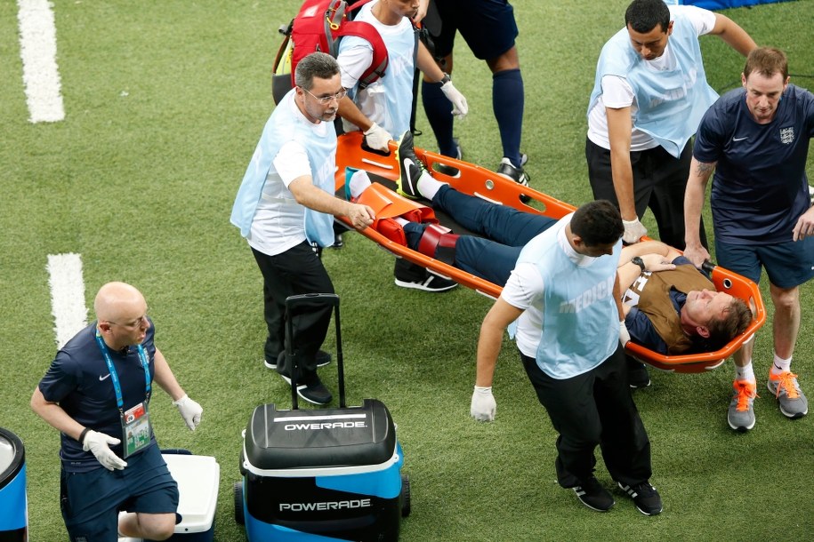 Gary Lewin opuszcza boisko na noszach /RUNGROJ YONGRIT /PAP/EPA
