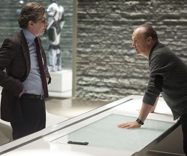 Gary Oldman i Michael Keaton w scenie z filmu "RoboCop"