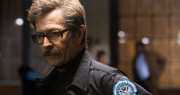 Gary Oldman jako komisarz Gordon w "Mrocznym rycerzu" /materiały dystrybutora