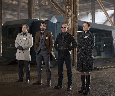 Gary Oldman, Jay Baruchel, Michael Keaton i Jennifer Ehle w scenie z filmu "RoboCop"