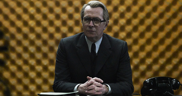 Gary Oldman w scenie z filmu "Szpieg" /materiały dystrybutora