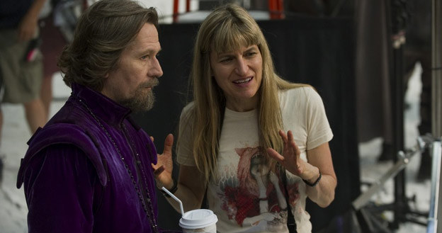 Gary Oldman z reżyserką Catherine Hardwicke na planie "Dziewczyny w czerwonej pelerynie" /materiały prasowe