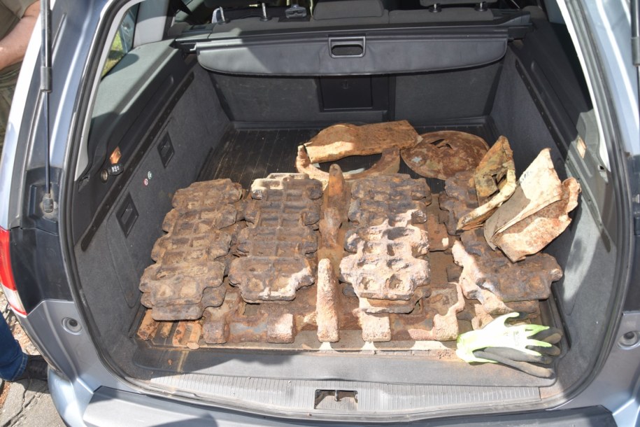 Gąsienice pochodzą od radzieckich pojazdów z okresu II wojny światowej: czołgu T 34 oraz pojazdu na podwoziu czołgu ciężkiego IS 2.