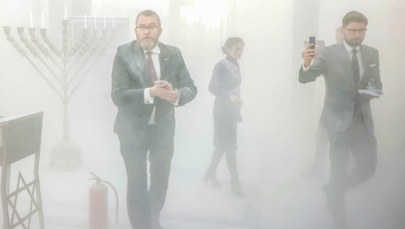 Gaśnica i świece chanukowe. Jutro ma ruszyć proces Grzegorz Brauna