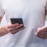 Gastrolog ostrzega: nie korzystaj z toalety z telefonem w ręku. Z dwóch powodów 