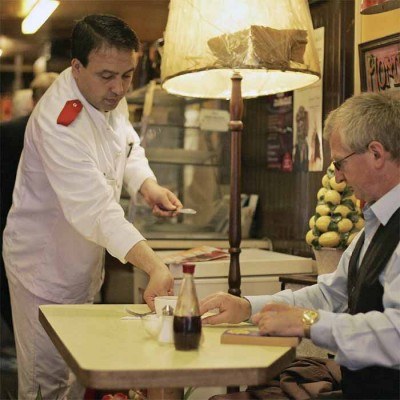 Gastronomia poszukuje pracowników kuchni, personelu sprzątającego, potrzebni są także kelnerzy. /AFP