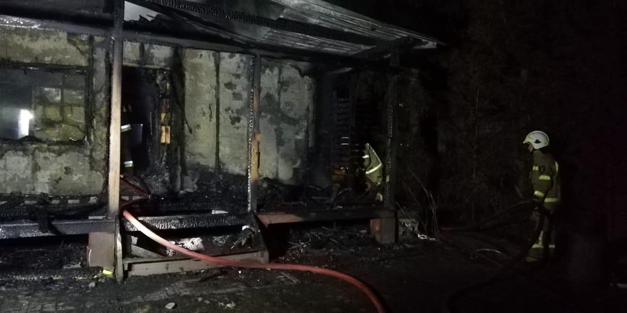 Gaszenie pożaru domku letniskowego /OSP KSRG Jedwabno /