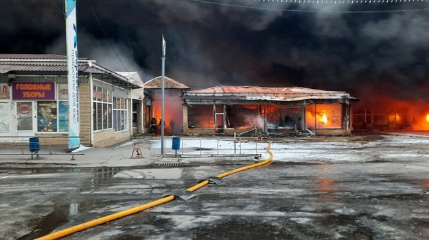 Gaszenie pożaru po ostrzale przez wojska rosyjskie centrum handlowego w Charkowie /GDPPRU /PAP