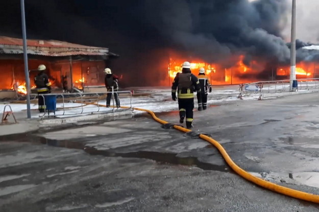Gaszenie pożaru po ostrzale przez wojska rosyjskie centrum handlowego w Charkowie /PAP