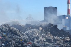 Gaszenie pożaru składowiska odpadów w Zgierzu