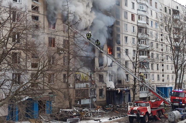 Gaszenie pożaru w 9-piętrowym budynku mieszkalnym przy ulicy Krasnodar w Charkowie /DSNS /PAP/EPA
