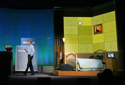Gates i inscenizacja sypialni jutra. Po tylu latach Bill Gates nadal jest gwiazdą nowych technologii /AFP