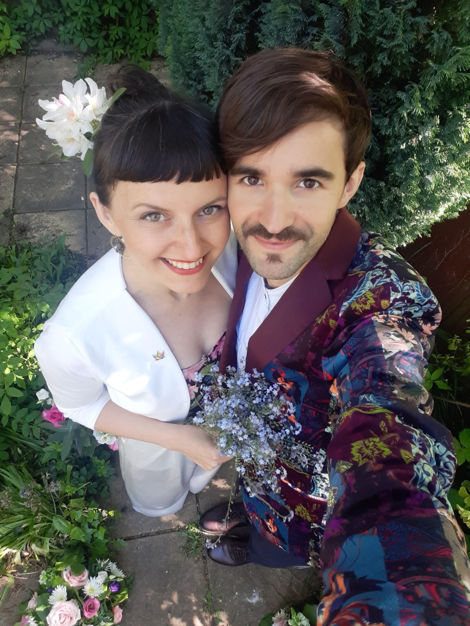 Gati i Gizmo - państwo Varillas. Ślub wzięli we własnym ogrodzie, rodzina i przyjaciele w kilku krajach uczestniczyli w ceremonii on-line /