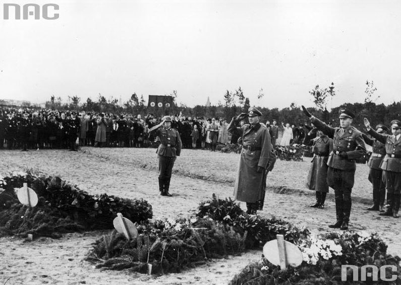 Gauleiter Albert Forster (z ręką na pasie) tuż po złożeniu kwiatów na grobach zabitych volksdeutschów wraz z grupą oficerów /Z archiwum Narodowego Archiwum Cyfrowego