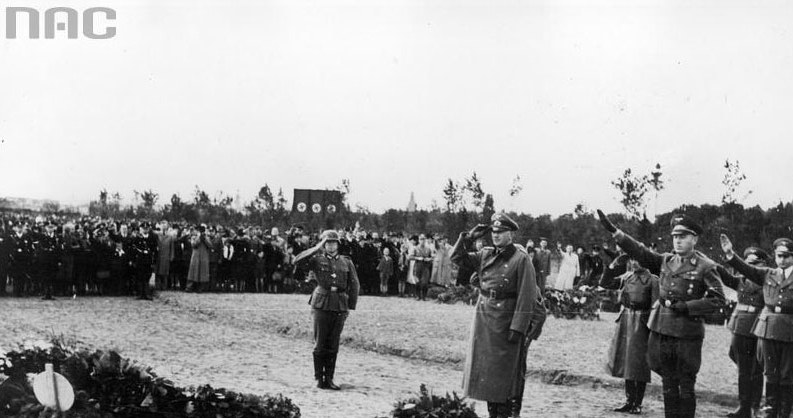 Gauleiter Albert Forster (z ręką na pasie) tuż po złożeniu kwiatów na grobach zabitych volksdeutschów wraz z grupą oficerów /Z archiwum Narodowego Archiwum Cyfrowego