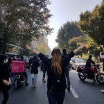 Gaz łzawiący i strzały. Policja otoczyła studentów na campusie w Teheranie