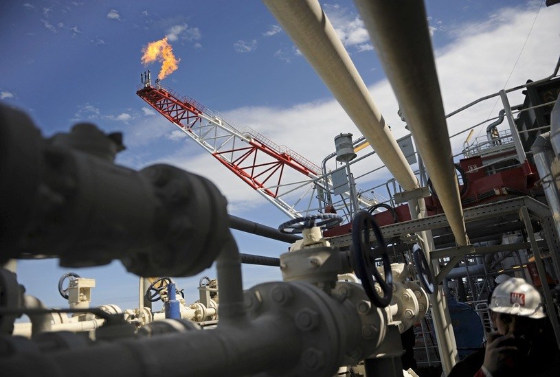 Gaz, ropa, węgiel wracają do łask. Świat traci kierunek na zeroemisyjność /AFP