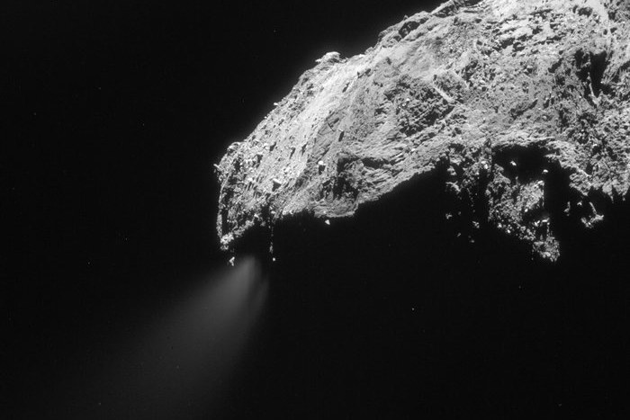 Gaz uwalniający się z jadra komety 67P na zdjęciu z 1 marca 2016 roku /materiały prasowe