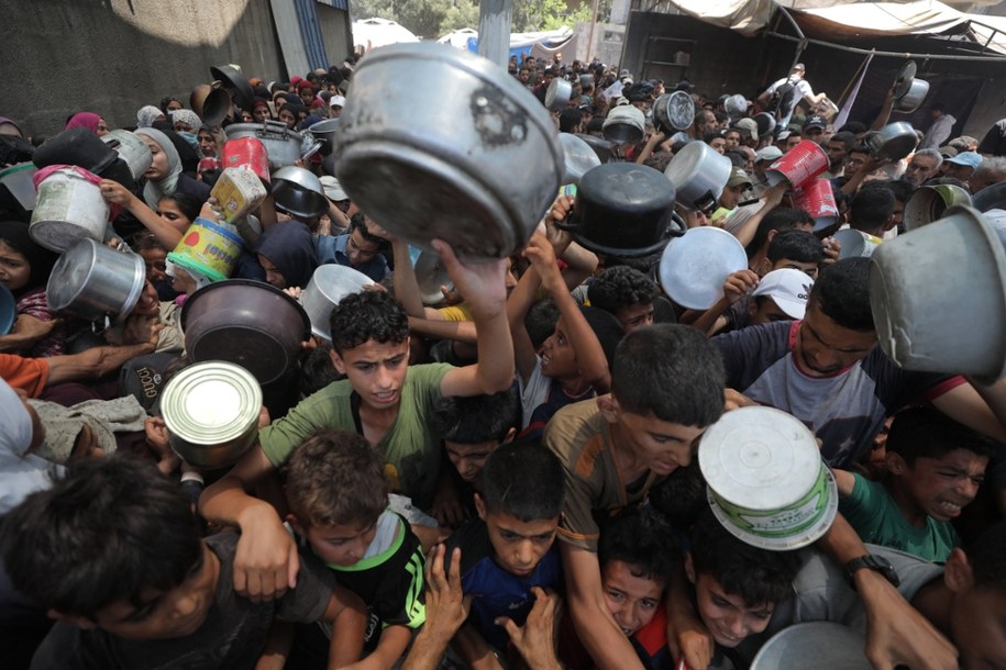 Gaza. Palestyńczycy w kolejce po żywność dystrybuowaną  przez organizacje pomocowe. /	AA/ABACA /PAP/EPA