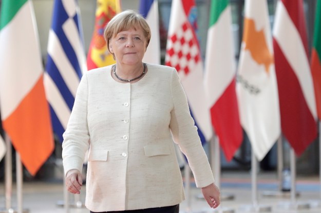 Gazeta podkreśla, że z punktu widzenia Merkel nominacja von der Leyen jest próbą "ocalenia Europy" /OLIVIER HOSLET /PAP/EPA
