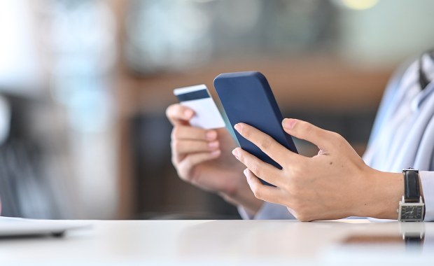 "Gazeta Wyborcza": SMS-y podszywające się pod znane firmy. Tak inwigilowano Pegasusem