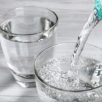Gazowana czy niegazowana? Eksperci mówią jasno o tym, którą wodę wybrać