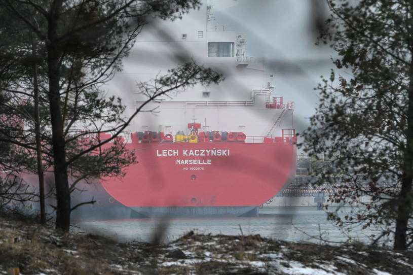 Gazowiec "Lech Kaczyński" dostarczył do Polski swój pierwszy transport LNG /Marcin Bielecki /PAP