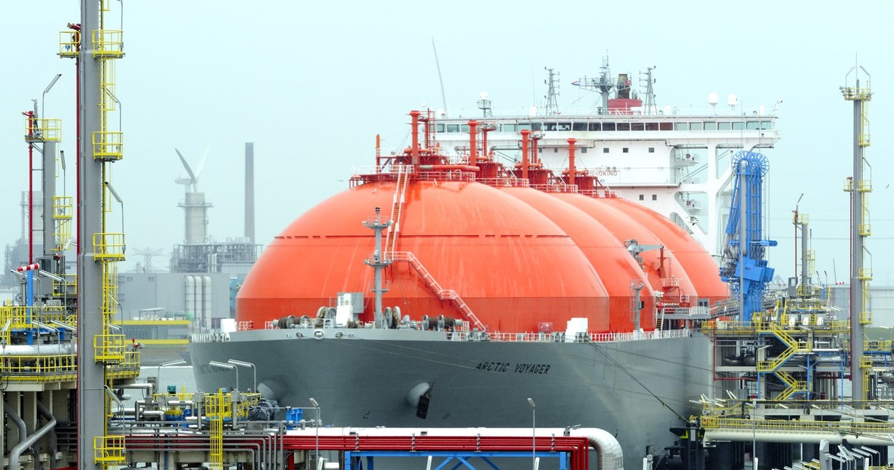 Gazowiec LNG, przeznaczony do transportu skroplonego gazu ziemnego, w porcie w Rotterdamie (Holandia) /AFP