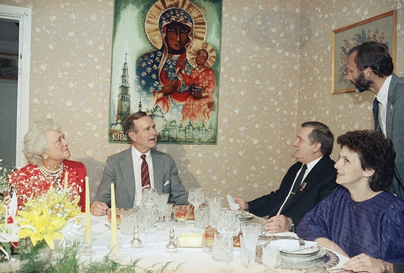 Gdańsk, 11.07.1989. Wizyta prezydenta USA George'a Busha w Polsce. Spotkanie w domu Lecha Wałęsy /AP Photo/Dennis Cook /East News