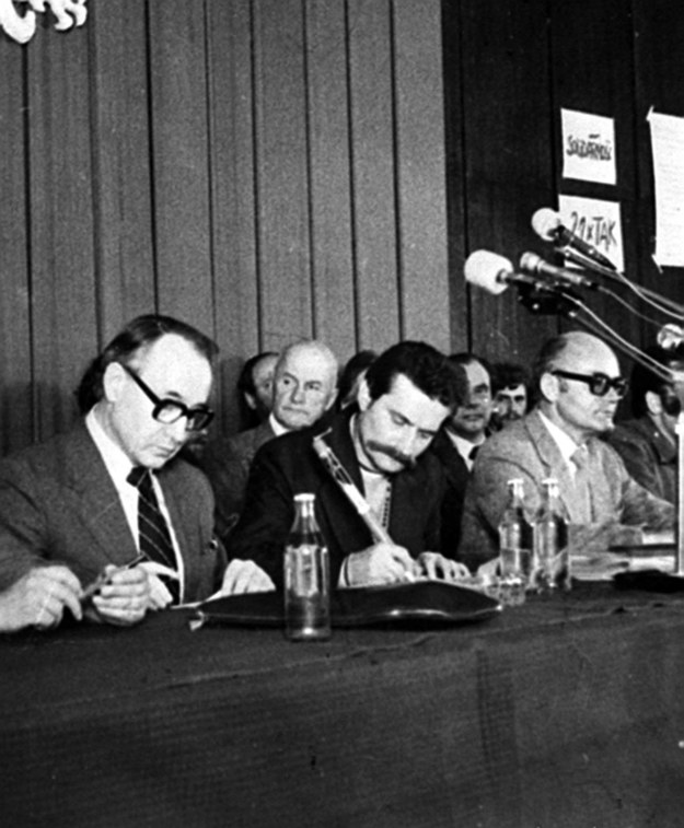 Gdańsk 1980-08-31. Porozumienie podpisują członek Biura Politycznego KC PZPR Mieczysław Jagielski, Lech Wałęsai I sekretarz KW w Gdańsku Tadeusz Fiszbach