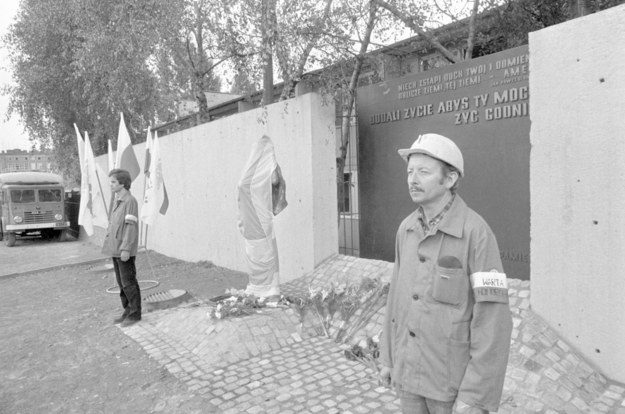 Gdańsk, 1981-08-14. Uroczysta warta w rocznicę sierpnia 1980 r. przed tablicą pamięci ku czci poległych stoczniowców oraz przed figurą młodego stoczniowca, które symbolizują poległych stoczniowców w grudniu 1970 r. 14 sierpnia 1980 r. w Stoczni Gdańskiej Wolne Związki Zawodowe Wybrzeża zorganizowały strajk. Domagali m.in. przywrócenia do pracy Anny Walentynowicz, podwyżek płac, wybudowania pomnika ofiar Grudnia 1970 r