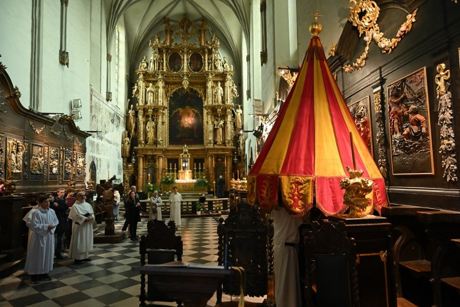 Gdańsk, 21 kwietnia 2025. Umbraculum w bazylice św. Mikołaja otwarte dla uczczenia pamięci papieża Franciszka, parasol w złoto-czerwone pasy to część insygniów papieskich /Adam Warżawa /PAP
