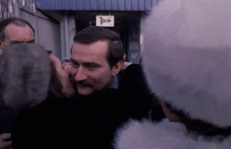 Gdańsk, 22.01.1981. Przywódca związkowy Lech Wałęsa przed wejściem na teren Stoczni Gdańskiej podczas strajku ostrzegawczego NSZZ Solidarność w obronie Porozumień Sierpniowych. /Wojciech Kryński    /PAP