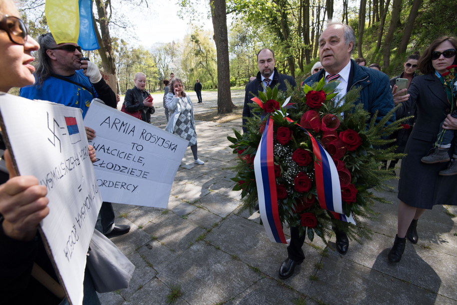 Gdańsk, 9 maja 2022 r., Konsul Generalny Rosji w Gdańsku Sergiej Semionow (2P) oraz uczestnicy protestu przeciwko rosyjskiej agresji w Ukrainie, 9 bm. na Cmentarzu Żołnierzy Radzieckich w Gdańsku. Konsul przybył na cmentarz, aby złożyć kwiaty z okazji obchodzonego w Rosji 9 maja dnia zwycięstwa nad hitlerowskimi Niemcami