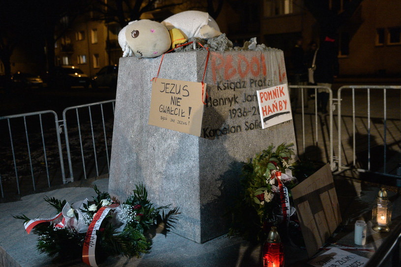 Gdańsk: Demonstracja pod cokołem pomnika ks. Jankowskiego / Łukasz Dejnarowicz  /Agencja FORUM