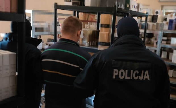Gdańsk: Na podrobionych kosmetykach zarobili 8 mln złotych. Usłyszeli zarzuty