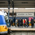 Gdańsk: Pasażerowie z biletami w rękach zostali na peronie. Nie zmieścili się do pociągu