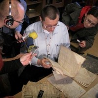 Gdańsk: Stare rekopisy i gazety znalezione w czasie remontu
