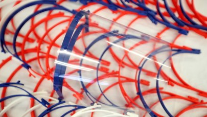 Gdańsk: Studenci GUMed produkują maski ochronne 3D dla lekarzy