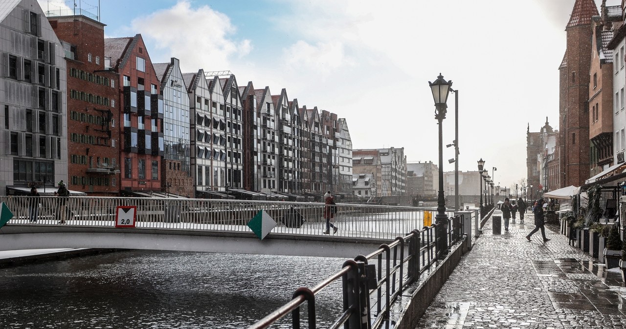 Gdańsk to popularne miasto na "city break". Miejsc do zwiedzania i spacerowania tutaj nie brakuje. /East News