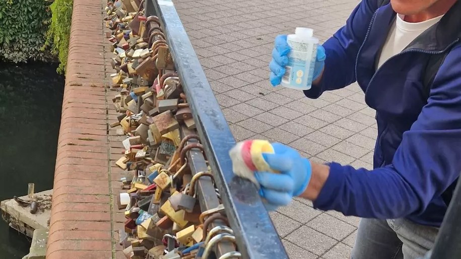 Gdańska Straż Miejska przyłapała grafficiarza na bazgraniu po barierce mostu. Mężczyzna otrzymał mandat, a dodatkowo musiał usunąć swoje "dzieło". /straż miejska /Materiały prasowe