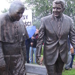 Gdański pomnik Jana Pawła II i Ronalda Reagana oblany farbą. Policja szuka sprawców