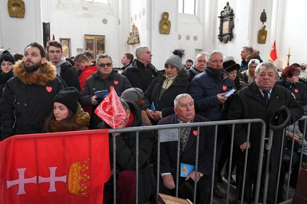 Gdańszczanie chcący pożegnać Pawła Adamowicza w Bazylice Mariackiej / 	Adam Warżawa    /PAP