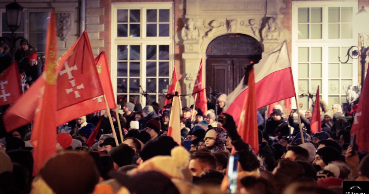 Gdańszczanie zebrali się na Długim Targu, by oddać hołd Pawłowi Adamowiczowi