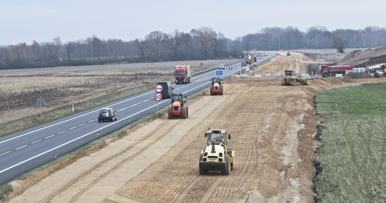 GDDKiA odpowiada za budowę dróg. Z tego względu operuje miliardami złotych /Piotr Jędzura /Reporter
